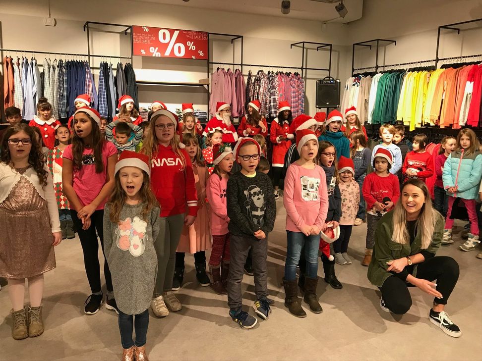 Weihnachtliche Stimmung im Modepark Röther. Foto/Video: Klaus Desinger