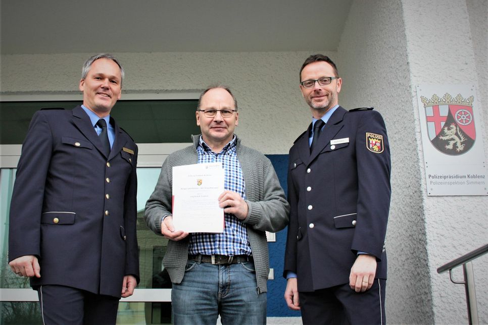 Jörg Fröhlich (Mitte) erhielt jetzt dafür eine Dankesurkunde des Polizeipräsidium Koblenz aus den Händen des Leiters der Polizeiinspektion Simmern, Marko Gastes (links) und Bernd Hoffmann vom Sachbereich Einsatz.