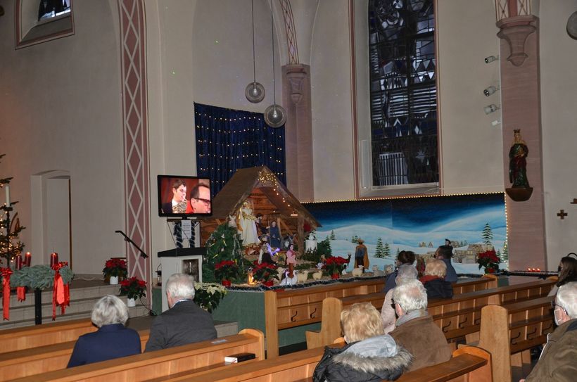 Eine weihnachtliche Musikstunde lockt in die Kesternicher Pfarrkirche. Das Video »Himmelsboten« wird direkt neben der Krippe gezeigt. Foto: T. Förster