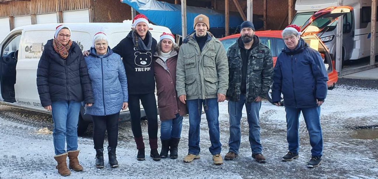 Teile der »Charlie-Truppe« um Rebecca Müller (3.v.l.) bei ihrem weihnachtlichen Aktionstag für die Flutopfer in Gemünd.Foto: Privat