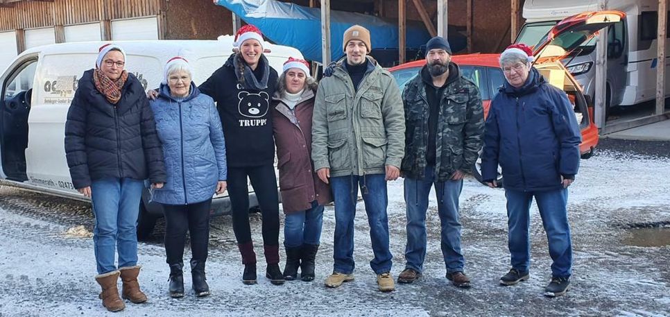 Teile der »Charlie-Truppe« um Rebecca Müller (3.v.l.) bei ihrem weihnachtlichen Aktionstag für die Flutopfer in Gemünd.Foto: Privat