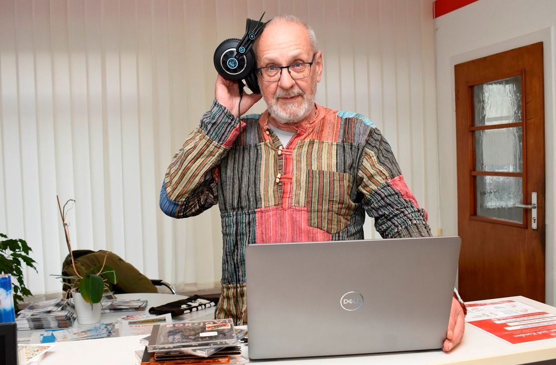 Die richtige Songauswahl steuert Wolfgang Sablotni alias »DJ Sabbo« am Laptop.