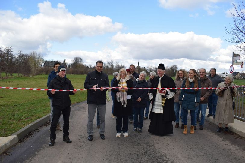 Mit dem Durschneiden des Bandes gaben Bürgermeister Ulf Hürtgen (3.v.l.), Ortsvorsteherin