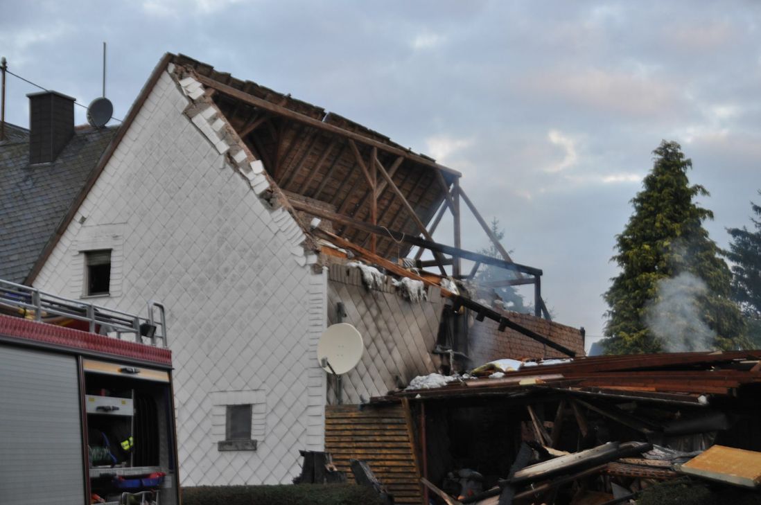 Das Dach ist durch die Explosion regelrecht weggesprengt worden. Foto: SIKO