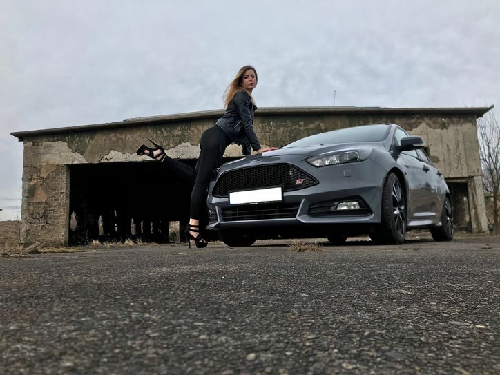 Caroline Müller posierte nach der gewonnenen Wahl zur Miss Ford mit ihrem eigenen Ford-Wagen. Foto: privat