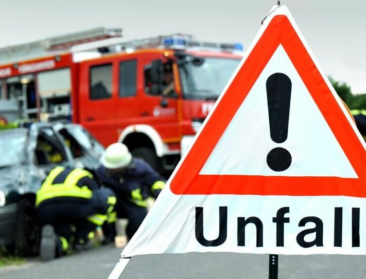 Die B 421 musste nach einem Unfall voll gesperrt werden.