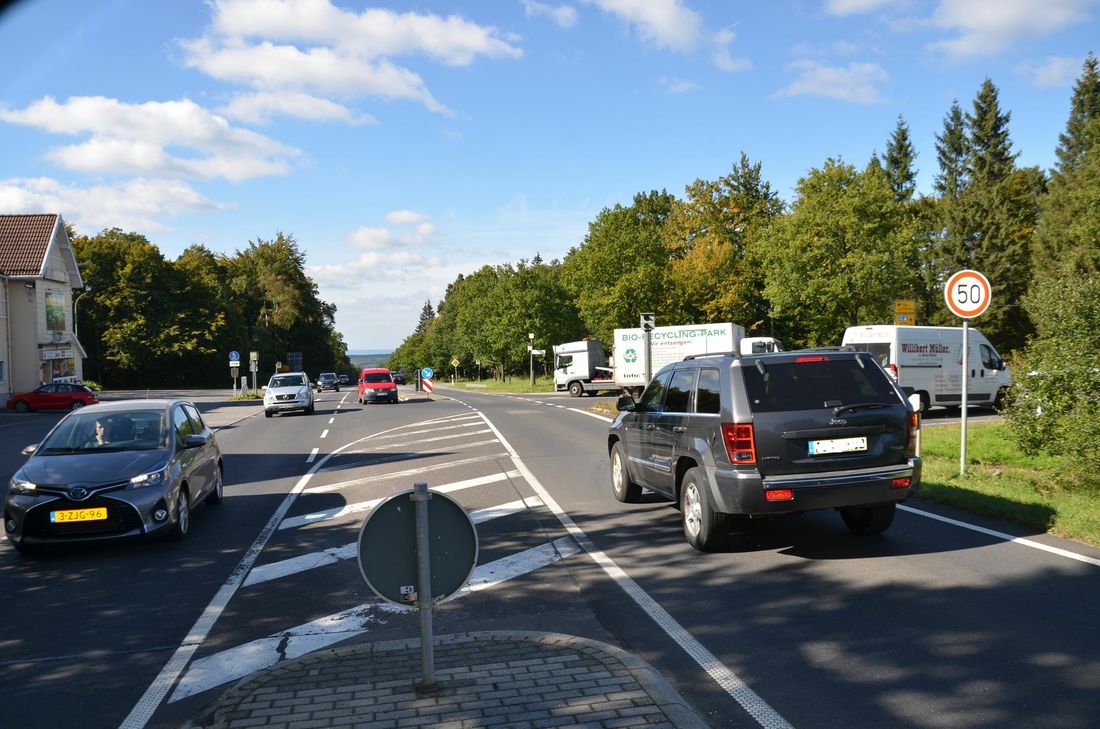Roetgen stellt sich quer: Wenn der Landesbetrieb Straßen.NRW und die Städteregion Aachen kein tragfähiges Verkehrskonzept für die B258 in der Ortsdurchfahrt Roetgens herstellen, wird Manfred Eis kein Land für einen möglichen Kreisverkehr mit Einfädelspur an Fringshaus abgeben. »Das Leben ist ein Geben und ein Nehmen«, stellt der Bürgermeister klar.