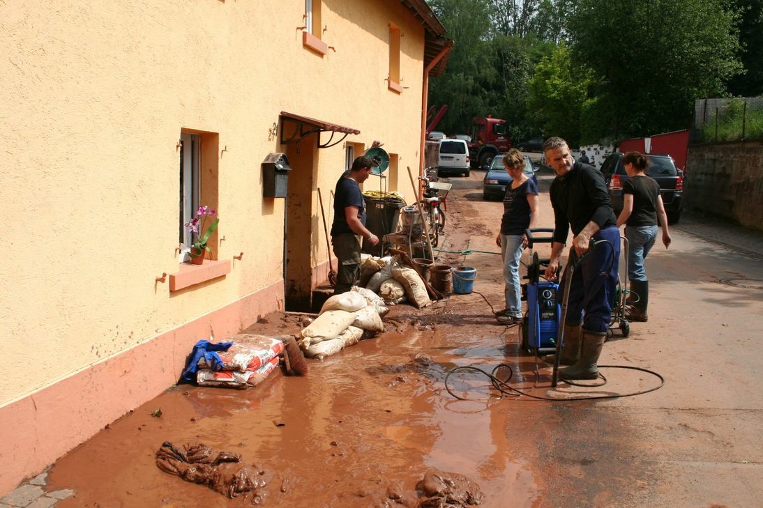 Der Schlamm war das große Problem in Scheven. Foto: Privat