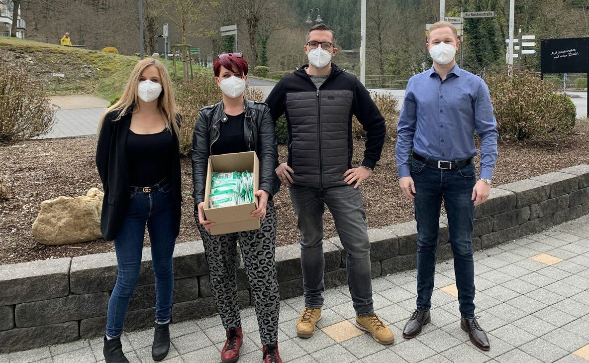 Atemschutzmasken für den Wohnpark Römerkessel (v. l.): Nicole Barbara ("TribusPanth3on GmbH"), Janine Schäfer (Geschäftsführerin Wohnpark Römerkessel), Ronny Schausten("TribusPanth3on GmbH"), Rene Hergenröther ("TribusPanth3on GmbH", Geschäftsführer).