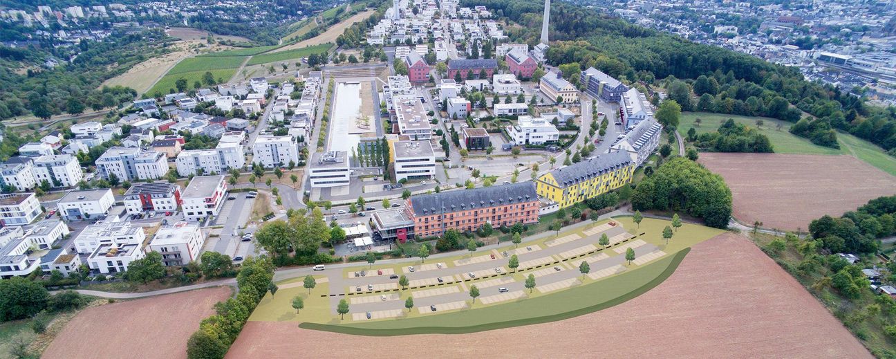 In der ersten Ausbaustufe sollen auf der direkt an den Weg angrenzenden Fläche 96 Parkplätze entstehen. Der Bebauungsplan sieht auch eine Platzreserve für einen dahinter liegenden Teil vor. Dann stünden insgesamt 192 Plätze zur Verfügung. Die Grenze zwischen beiden Teilen ist durch eine gestrichelte Linie markiert. Foto: Stadtplanungsamt