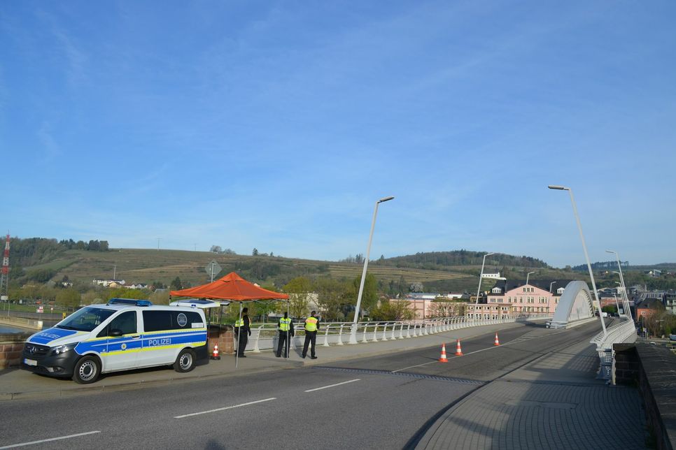 Die Aufhebung der aktuellen Grenzkontrollen - wie hier am Grenzübergang Wellen/Grevenmacher - fordern zahlreiche Bürgermeister in einem offenen Brief nach Mainz und Saarbrücken. Foto: Kreller