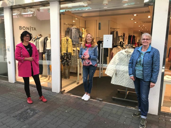 Freuen sich auf Kunden, doch die lassen noch auf sich warten (von links): Dagmar Rottstock, Conny Schmitz-Pütz und Birgit Eppelsheimer.