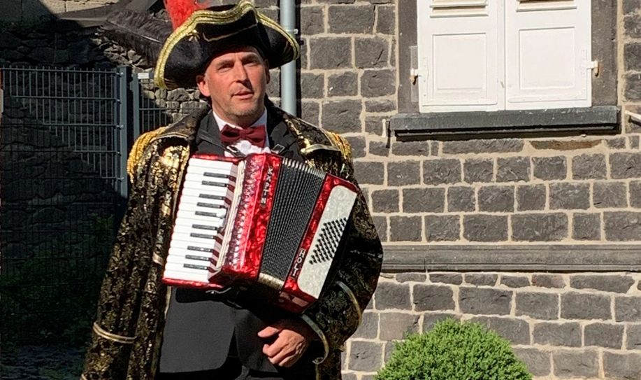 Käptn Holi alias Holger Queck Stephanie Zimmer und Daniel Ackermann bei ihren Auftritten. Fotos: Altenzentrum St. Johannes, Mayen