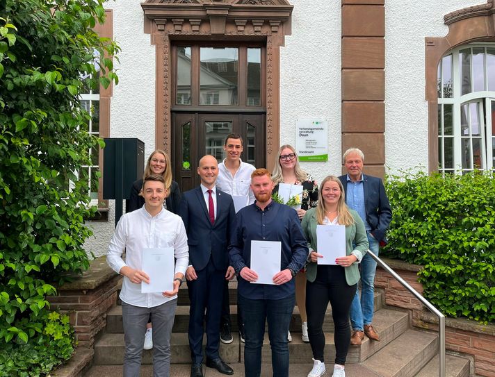 V. l.: Robin Willems, Ausbildungsleiterin Jessica Fischenich, Bürgermeister Thomas Scheppe, Robin Thullen, Niklas Pantenburg, Jana Jaeger, Julia Diederichs und Personalratsvorsitzender Dieter Klas.