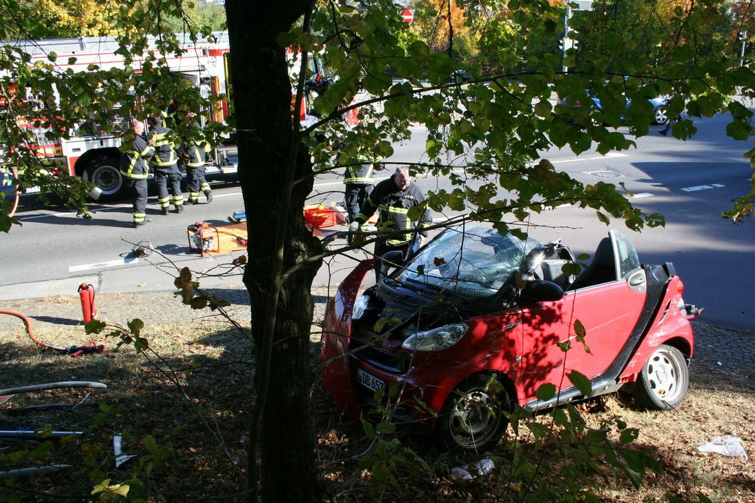 Zu einem schweren Verkehrsunfall kam es am Sonntagmittag gegen 13 Uhr in der Kohlenstraße. Ein Fahrer hat vermutlich die Vorfahrt eines anderen übersehen, daher kam es im Kreuzungsbereich zum Zusammenstoß beider Fahrzeuge. Foto: Agentur Siko