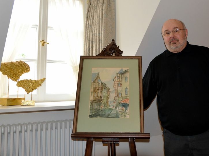 Kleinode wie diese Gemäldeansicht der alten Glockenstraße gibt es viele in den liebevoll eingerichteten Hotelzimmern. Foto: Finkenberg