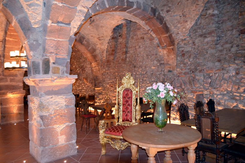 Der erstmals nutzbare Gewölbekeller hat Platz für rund 80 Gäste und kann auch für Familien-, Weihnachts- und Betriebsfeiern gebucht werden. Eine Fotoattraktion im romansichen Ambiete des Kellers ist der an einen Thron erinnernde prunkvolle Sessel. Foto: Finkenberg