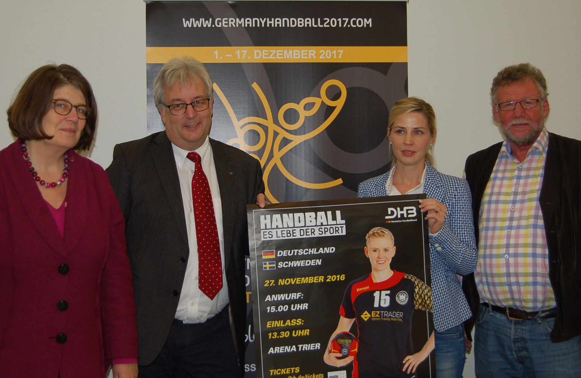 Werben für die Spiele der Frauenhandball-Weltmeisterschaft in Trier (von links): Bürgermeisterin Angelika Birk, Beigeordneter Andreas Ludwig, WM-Projektleiterin Julia Lewen und Arena-Geschäftsführer Wolfgang Esser. Foto: Arens
