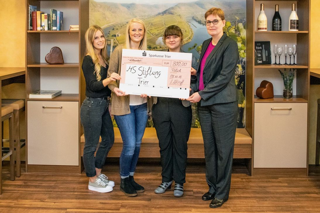 (V.l.n.r.) Annika Schneider (Sozialdienstleisterin St. Andreas), Laura Althoff (Heimleiterin St. Andreas), Nathalie Breßler (Geschäftsführerin MS-Stiftung Trier) und Dr. med. Jutta Scheiderbauer (Vorsitzende der MS-Stiftung Trier). Foto: FF