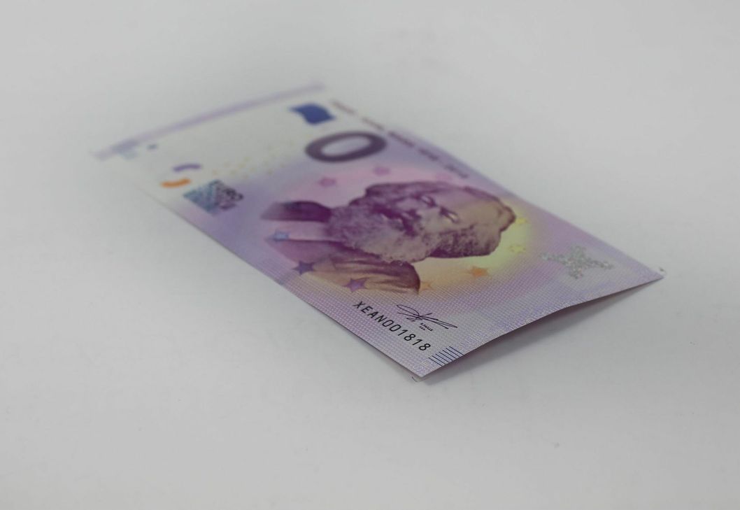 Anlässlich des 200. Geburtstages von Karl Marx erschien eine Sonderauflage eines Null-Euro-Scheins mit seinem Portrait. Die Trier Tourismus und Marketing GmbH versteigert bis zum 16. Dezember Scheine mit besonderer Seriennummer, die bisher nicht zum Verkauf standen, für einen wohltätigen Zweck. Foto: Trier Tourismus und Marketing GmbH