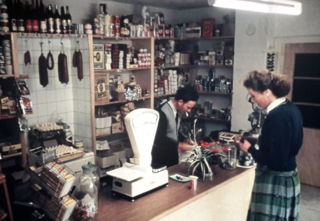 Ein echtes Familienunternehmen: "Minas" Mann - Josef Kessler - half seiner Frau auch im Laden aus.