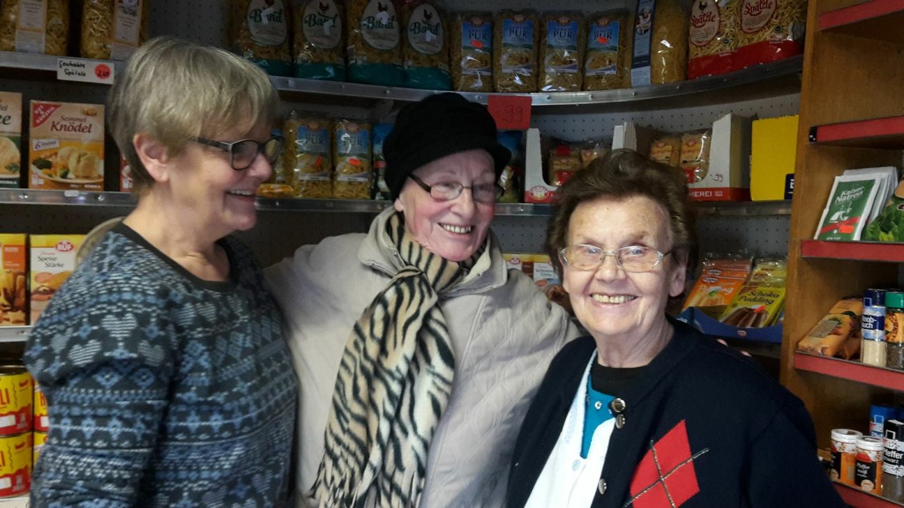"Tante Mina" (rechts) hat den Laden in den vergangenen 35 Jahren zusammen mit ihrer die Tochter Hildegard (links) geführt. Die Kunden waren - man sieht es - mit dem Kauffrauen-Duo sehr zufrieden.