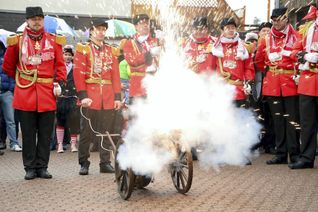 Mit der „Möckeflitsch“ nahm die Prinzengarde das Kaller Rathaus unter Beschuss.