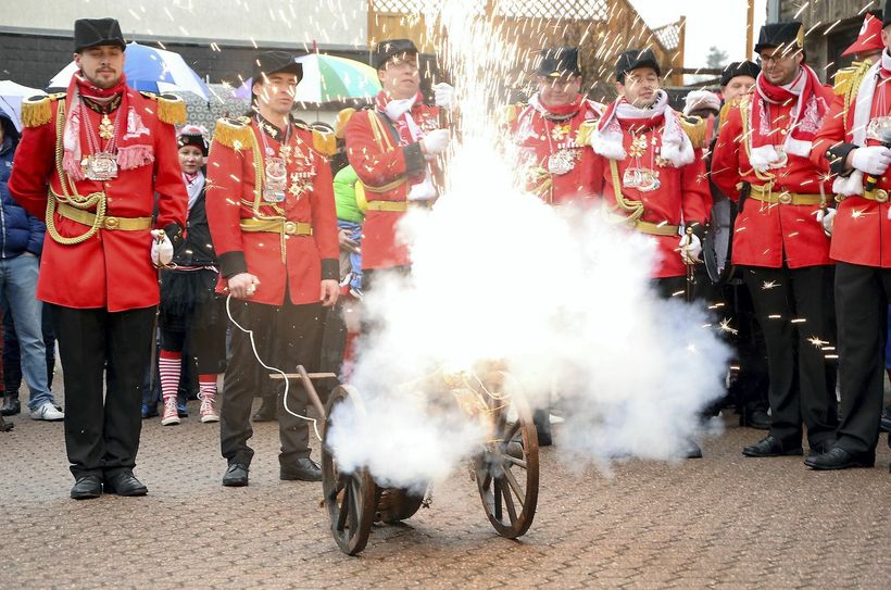 Mit der „Möckeflitsch“ nahm die Prinzengarde das Kaller Rathaus unter Beschuss.