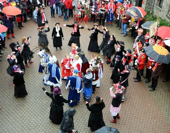 Ohne die „Möhne“ und ihren Tanz zu Ehren der Tollitäten wäre der Kaller Wieverdonnerstag nur halb so schön.