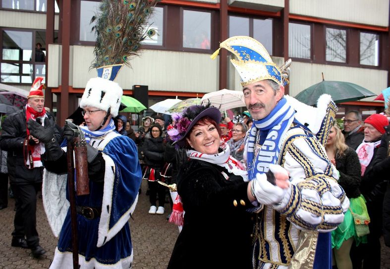 Bei einem Tänzchen – hier eine „Möhne“ mit dem Schevener Prinzen – fand die Belagerung ein friedliches Ende.