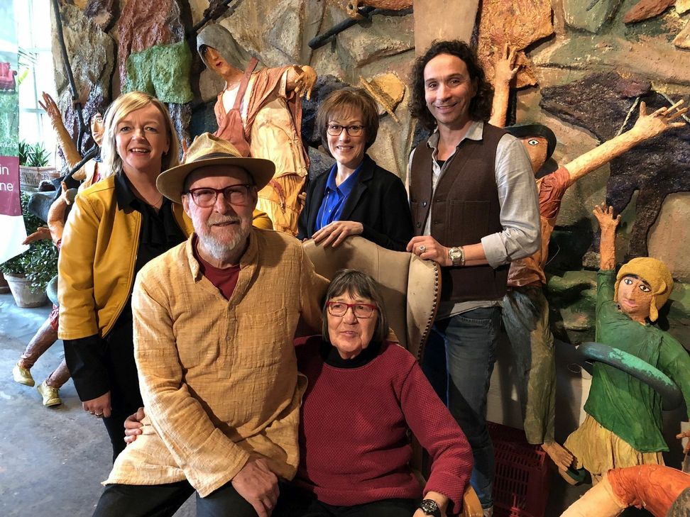 Sie präsentierten das Programm zum Aktionstag »Zu Gast in der eigenen Heimat«: Die Bürgermeisterin von Bad Münstereifel, Sabine Preiser-Marian (hintere Reihe v. li.), Iris Poth, Geschäftsführerin der Nordeifel Tourismus GmbH, Pate Stephan Brings sowie (vorne) Paul und Rita Greven. mn-Foto