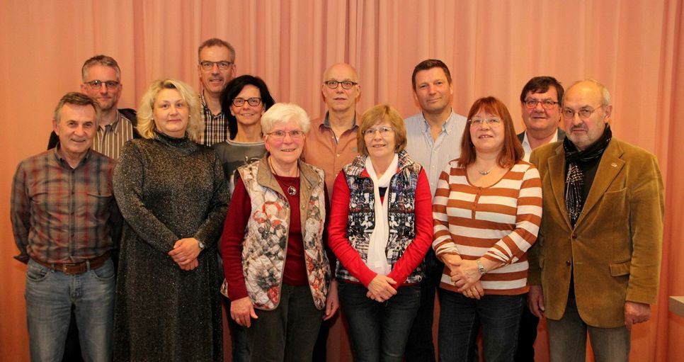Wilfried Hamacher (7.v.l.) wurde als Vorsitzender des Freundeskreises Mechernich-Nyons im Amt bestätigt. Foto: Thomas Schmitz/pp/Agentur ProfiPress