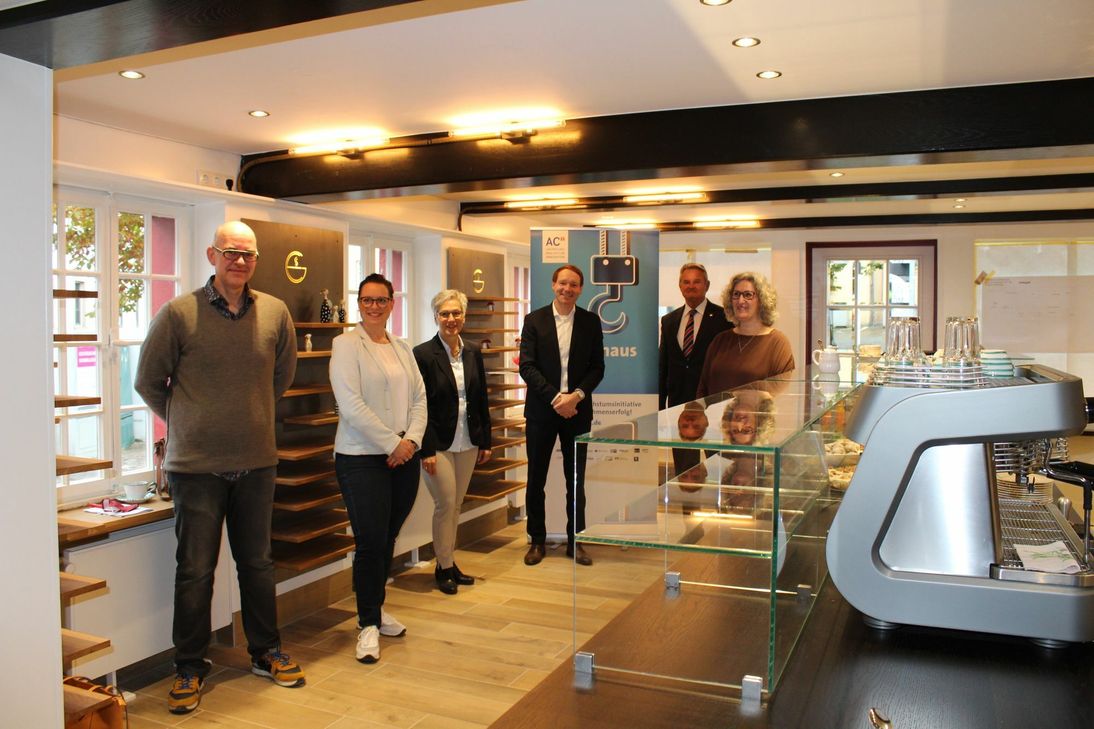 Kamen zur Vorstellung des Businessplanwettbewerbs AC2 im künftigen Café Erftgold in Bad Münstereifel zusammen (v.li.): Rolf Reinartz (Café Erftgold), Mona Wiezoreck (Beraterin der GründerRegion Aachen), Iris Poth (Wirtschaftsförderung des Kreises Euskirchen,  Christian Laudenberg, Geschäftsführer der GründerRegion Aachen, Landrat Günter Rosenke und Christiane Reinartz (Café Erftgold). Foto: privat