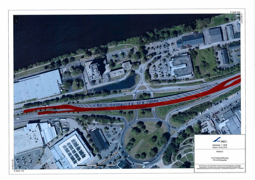 Ende Mai wird die 2+0 - Baustellenverkehrsführung vollständig eingerichtet sein, so dass dann die Richtungsfahrbahn Trier der A 602 im Bereich der Brücke am Verteilerkreis Trier für die Instandsetzungsarbeiten komplett freigestellt von Verkehr ist. Für den Verkehr steht für jede Fahrtrichtung nur noch eine verengte Fahrspur zur Verfügung (rot dargestellte Verkehrsführung). Grafik: LBM
