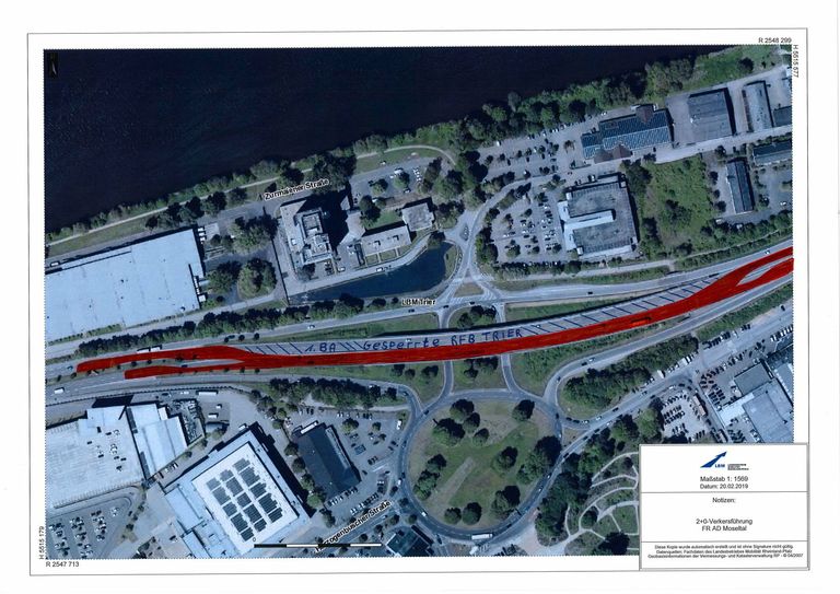 Ende Mai wird die 2+0 - Baustellenverkehrsführung vollständig eingerichtet sein, so dass dann die Richtungsfahrbahn Trier der A 602 im Bereich der Brücke am Verteilerkreis Trier für die Instandsetzungsarbeiten komplett freigestellt von Verkehr ist. Für den Verkehr steht für jede Fahrtrichtung nur noch eine verengte Fahrspur zur Verfügung (rot dargestellte Verkehrsführung). Grafik: LBM