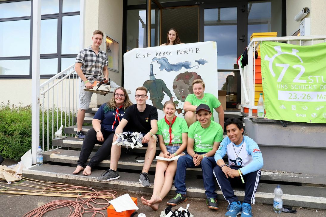 Die Gruppe Los K‘ara panzas vor dem Dekanatsbüro Wittlich, wo für den Aktionsstand vor dem Bungert gezimmert, gebastelt und gestaltet wurde.            Foto: FF