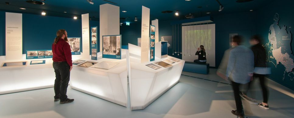 Eine Führung durch die Ausstellung »Bestimmung: Herrenmensch. NS-Ordensburgen zwischen Faszination und Verbrechen.« wird am Museumstag auf Vogelsang angeboten. Foto: Vogelsang Ip