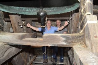 Zu besonderen Festtagen und Jubiläen im Ort steigen Walter (l.) und Peter Trarbach in den Glockenturm der Dernauer Pfarrkirche St. Johannes Apostel. Foto: Mager