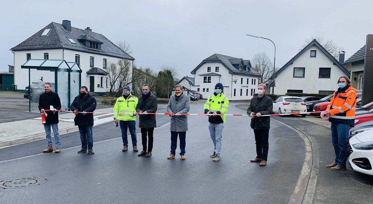 Landrat Markus Ramers (4.v.r.), Bürgermeister Rudolf Westerburg (4.v.l.), Vertreter von Kreis, Gemeinde und der ausführenden Baufirmen gaben die »neue« Kreisstraße in Rescheid für den Verkehr frei. Foto: W. Andres / Kreis Euskirchen
