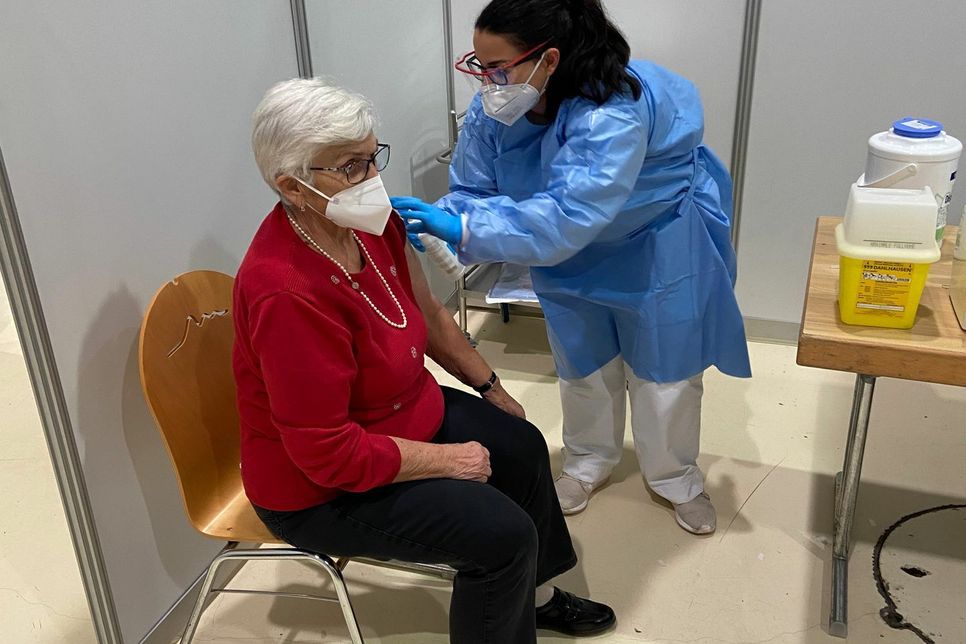 Die 88-jährige Maria Müller erhält im Impfzentrum Rheinland-Pfalz –Trier die Corona-Schutzimpfung. Foto: Presseamt Trier
