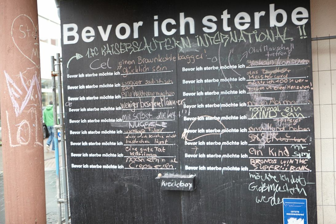 Bei der Aktion "bevor ich sterbe, möchte" können Passanten ihre Wünsche aufschreiben. Die Tafeln werden am Kornmarkt und der Uni Trier aufgestellt. Foto: FF