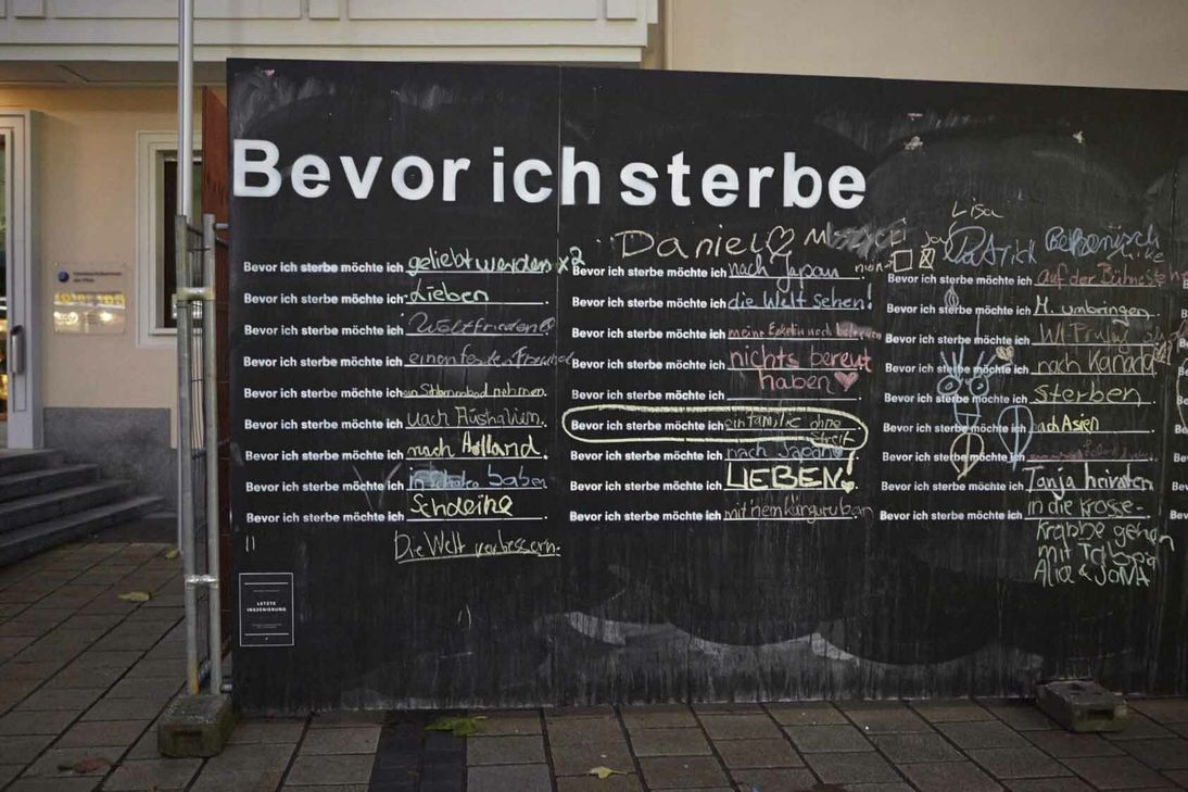 Bei der Aktion "bevor ich sterbe, möchte" können Passanten ihre Wünsche aufschreiben. Die Tafeln werden am Kornmarkt und der Uni Trier aufgestellt. Foto: FF