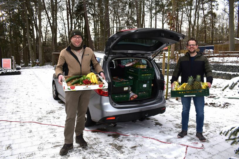 Markus Wüllenweber (rechts) übergibt eine großzügige Futterspende an Kristof Fröhlich vom Tierpark Rheinböllen. (Foto: Andreas Bender)
