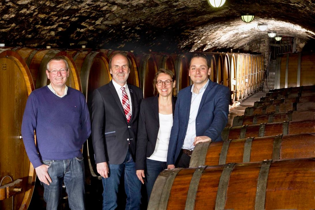 Rolf Münster (v.li.), Rudolf Stodden, Astrid Rickert und Matthias Baltes von der Winzergenosseschaft Mayschoß-Altenahr freuen sich über die Auszeichnung. Foto: Privat