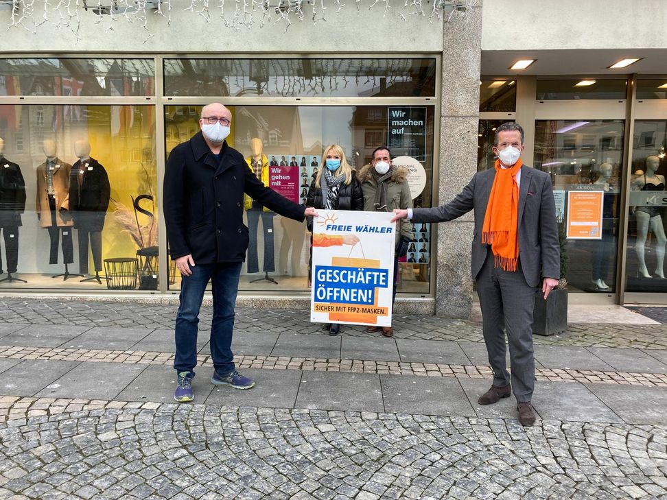Katja Küster-Schmitt und ihr Mann Markus Schmitt (hinten im Bild) kämpfen um ihr Modehaus. Die FREIE WÄHLER Kandidaten Dr. Rainer Schneichel (li.) und Dr. Joachim Streit setzen sich für die Öffnung der Geschäfte ein. Foto: privat