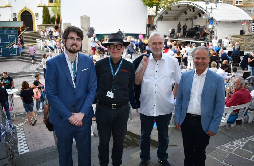 Kurator Lukas M. Dominik (v.l.), Wolfgang Stemann vom Pro-Winzkino, Kultur-Staatssekretär Prof. Dr. Jürgen Hardeck und Bürgermeister Dr. Andreas Nikolay bei der Eröffnung der Heimat Europa Filmfestspiele.