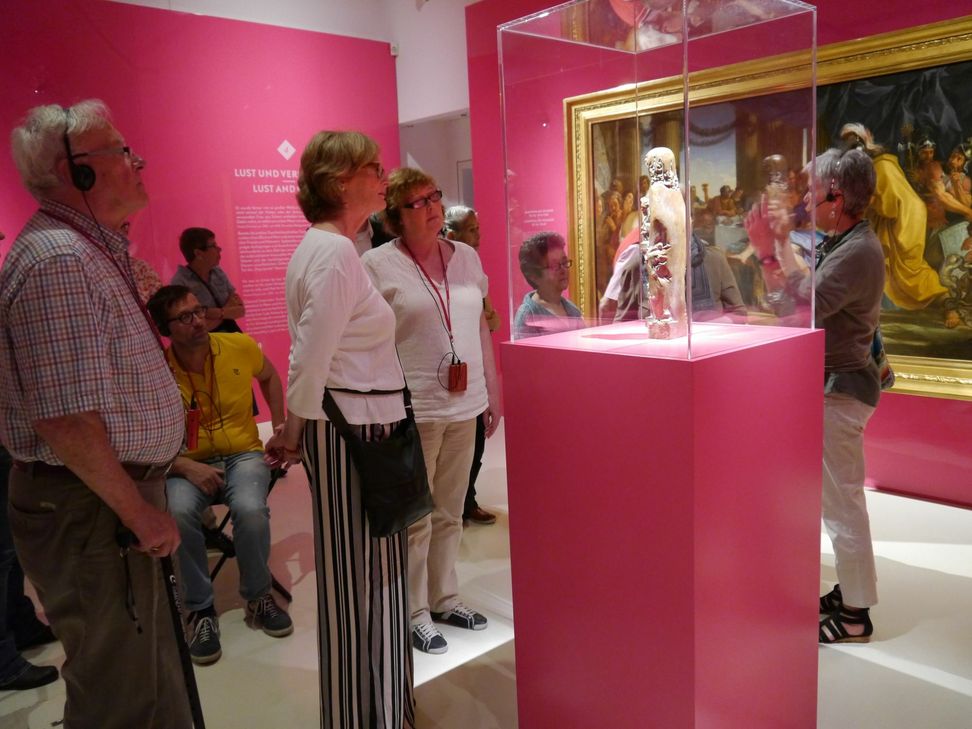 Museumsführerin Carina Leenhouts mit einer Reisegruppe aus Triers Partnerstadt Herzogenbosch im Stadtmuseum Simeonstift. Foto: Stadtmuseum Simeonstift Trier.