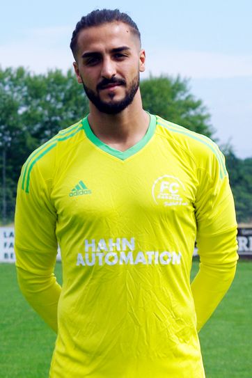 Kadir Yalcin war vor allem in der zweiten Hälfte der Rückhalt im Karbacher Tor. An der klaren Niederlage konnte aber auch er nichts ändern. (Foto: Arno Boes)