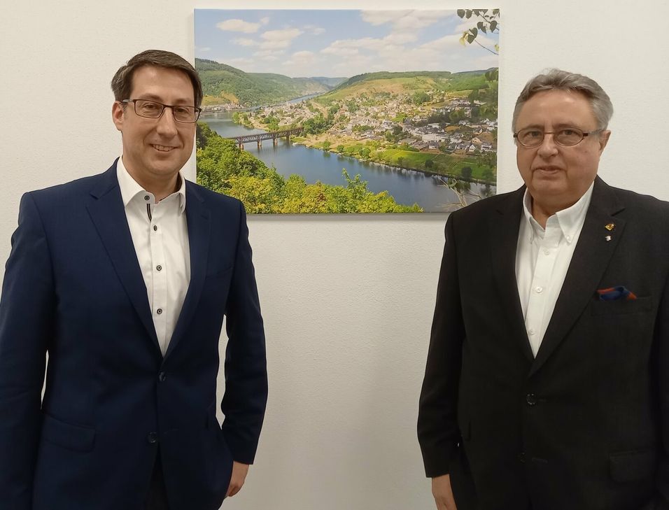 Jürgen Hoffmann (FDP, links) – hier mit Matthias Müller (FWG) – soll gemeinsamer Kandidat von FWG und FDP für die Wahl des Bürgermeisters der VG Zell am 3. Juli werden.