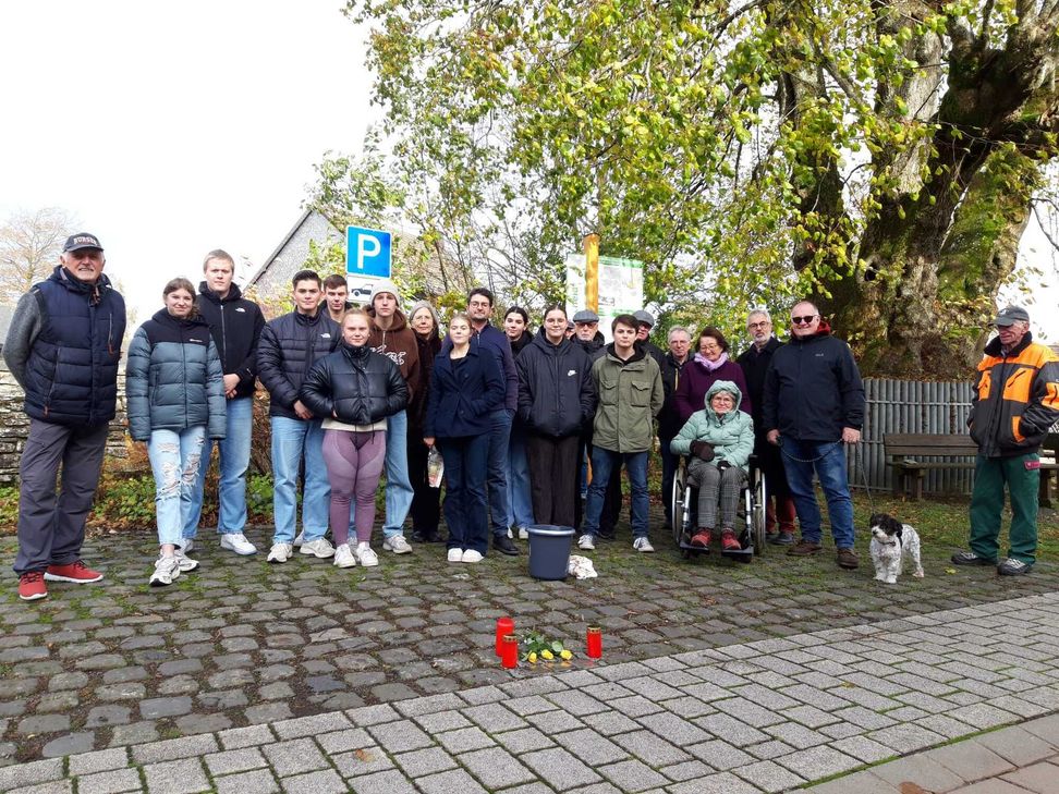 Die Stolpersteine in Eicherscheid wurden wieder von Schülern des Monschauer St. Michael-Gymnasiums gereinigt.